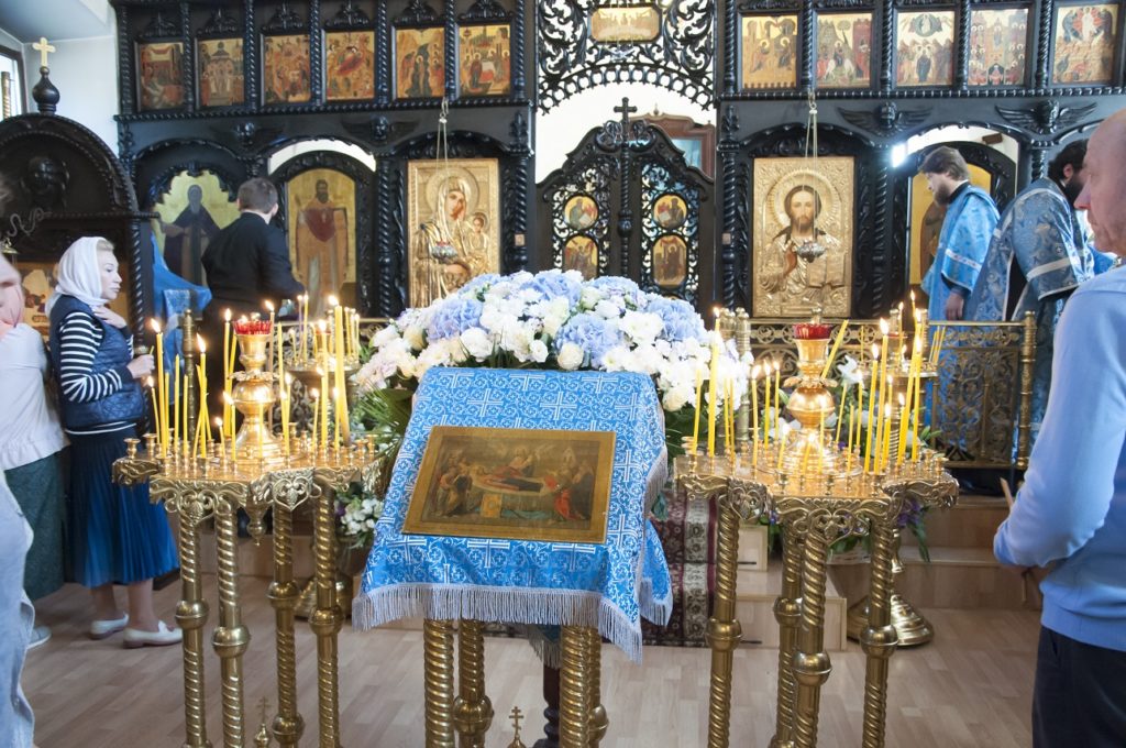 Управляющий викариатством Новых территорий гор. Москвы архиепископ Каширский Феогност совершил Божественную Литургию в Успенском храме в Александрове