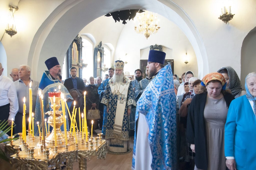 Управляющий викариатством Новых территорий гор. Москвы архиепископ Каширский Феогност совершил Божественную Литургию в Успенском храме в Александрове