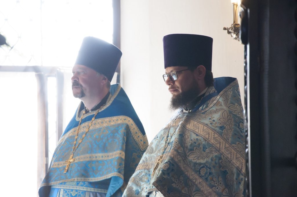 Управляющий викариатством Новых территорий гор. Москвы архиепископ Каширский Феогност совершил Божественную Литургию в Успенском храме в Александрове