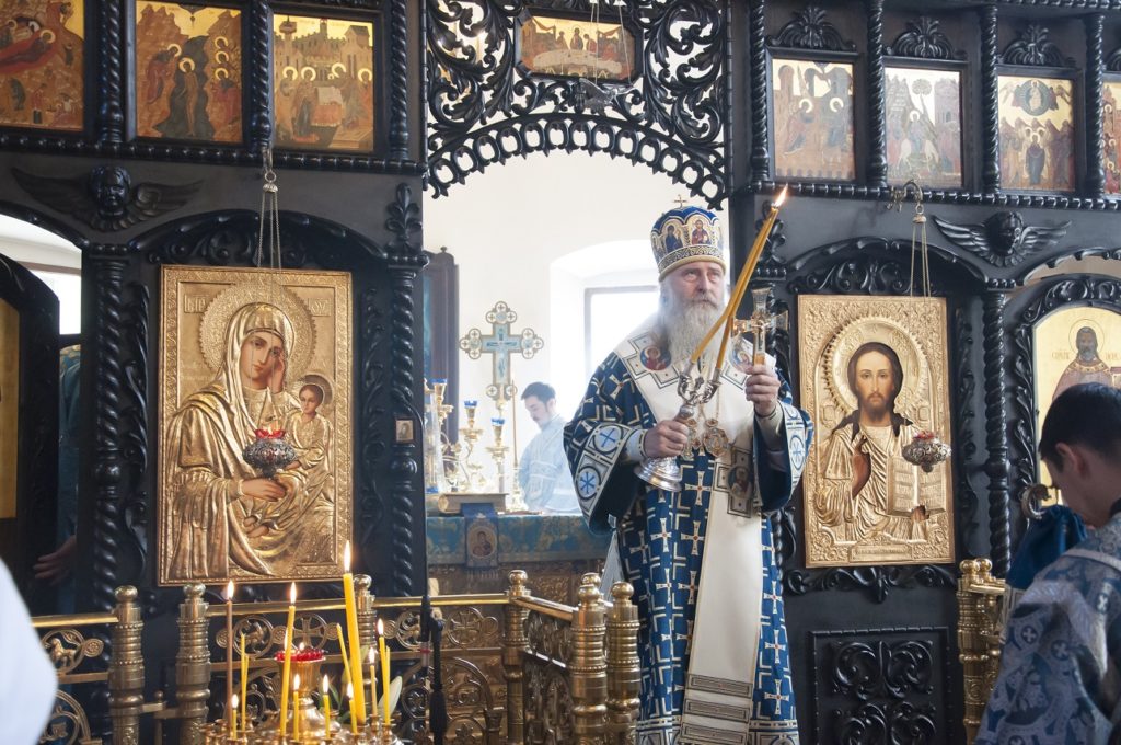 Управляющий викариатством Новых территорий гор. Москвы архиепископ Каширский Феогност совершил Божественную Литургию в Успенском храме в Александрове
