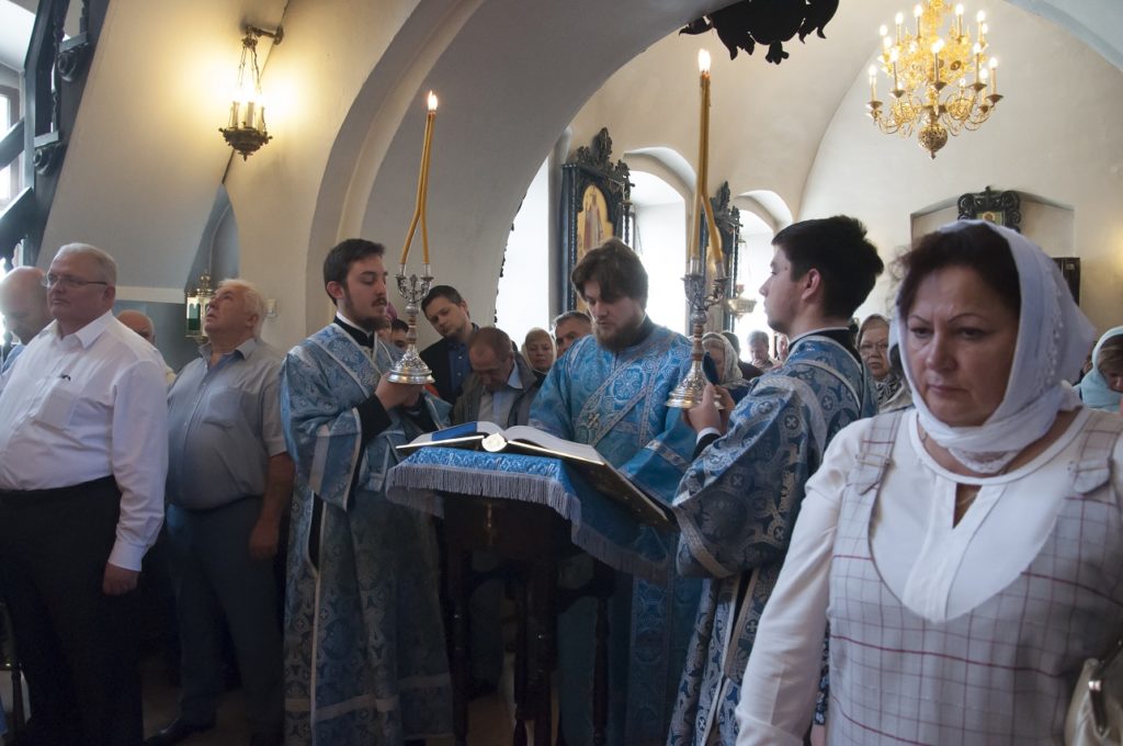 Управляющий викариатством Новых территорий гор. Москвы архиепископ Каширский Феогност совершил Божественную Литургию в Успенском храме в Александрове