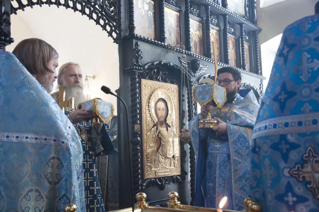 Управляющий викариатством Новых территорий гор. Москвы архиепископ Каширский Феогност совершил Божественную Литургию в Успенском храме в Александрове