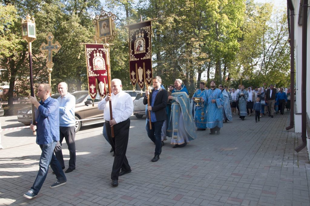 Управляющий викариатством Новых территорий гор. Москвы архиепископ Каширский Феогност совершил Божественную Литургию в Успенском храме в Александрове