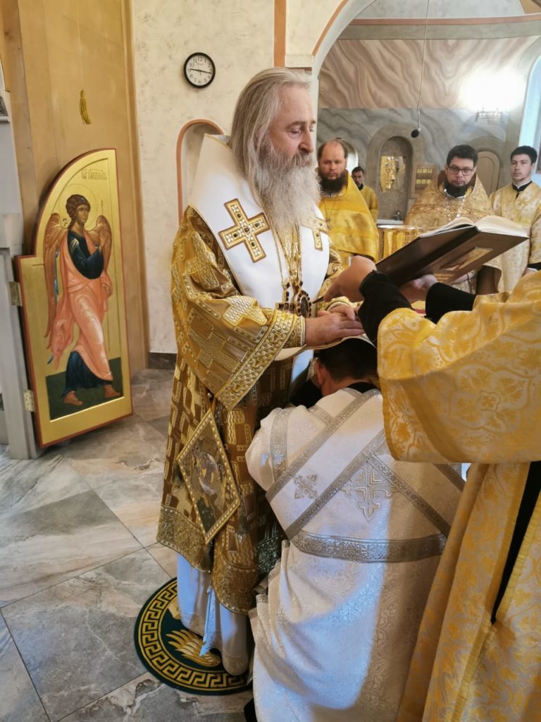 Архиепископ Каширский Феогност возглавил Божественную литургию в храме Живоначальной Троицы в Троицке гор. Москвы