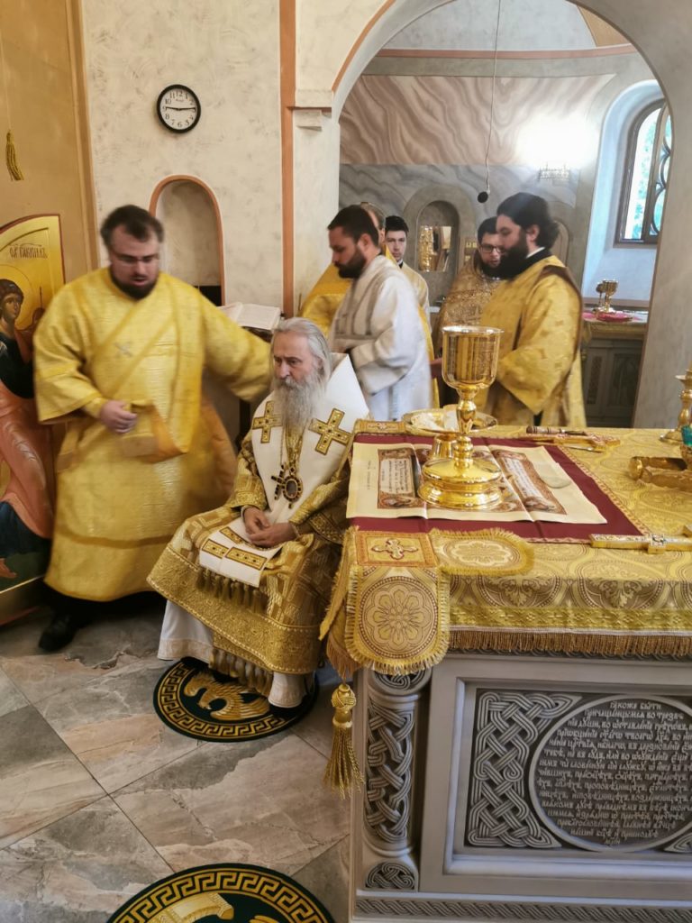 Архиепископ Каширский Феогност возглавил Божественную литургию в храме Живоначальной Троицы в Троицке гор. Москвы