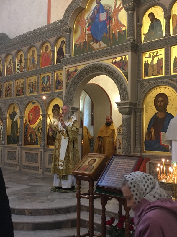 Архиепископ Каширский Феогност возглавил Божественную литургию в храме Живоначальной Троицы в Троицке гор. Москвы