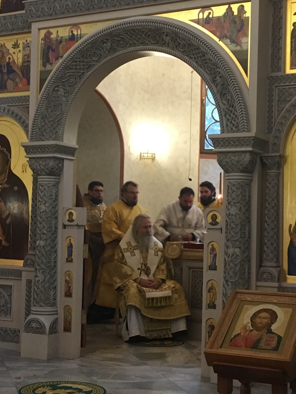 Архиепископ Каширский Феогност возглавил Божественную литургию в храме Живоначальной Троицы в Троицке гор. Москвы