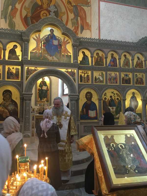 Архиепископ Каширский Феогност возглавил Божественную литургию в храме Живоначальной Троицы в Троицке гор. Москвы