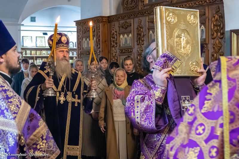Управляющий викариатством Новых территорий г.Москвы архиепископ Каширский Феогност совершил Божественную Литургию в храме Живоначальной Троицы в Ознобишине