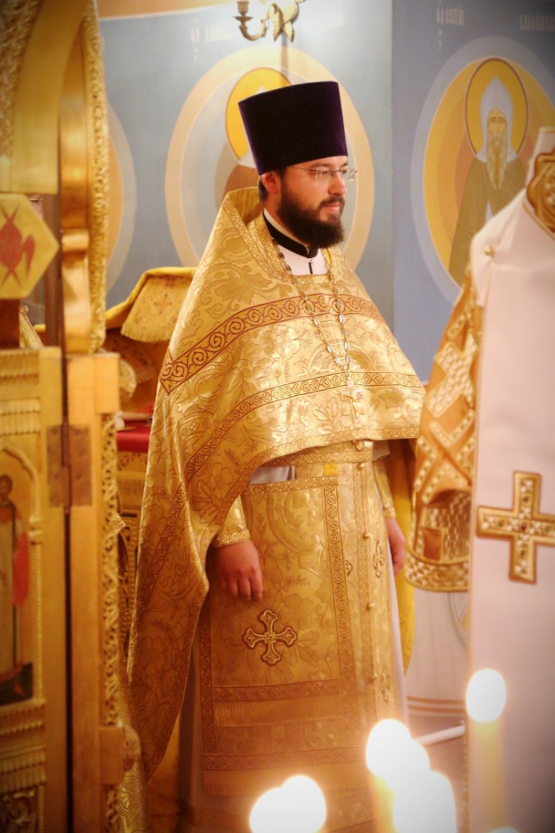 Архиепископ Каширский Феогност совершил Божественную литургию в храме св.Тихона, Патриарха Всероссийского, в Московском
