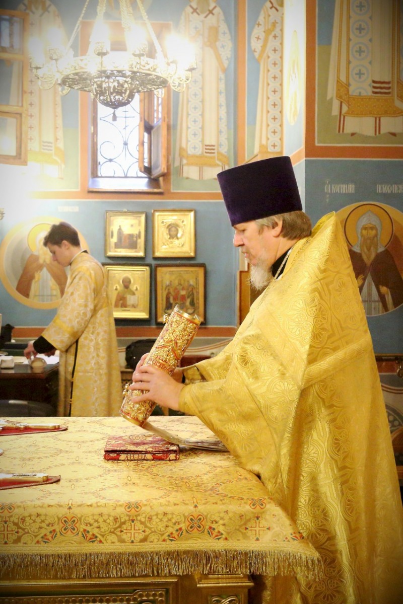 Архиепископ Каширский Феогност совершил Божественную литургию в храме св.Тихона, Патриарха Всероссийского, в Московском