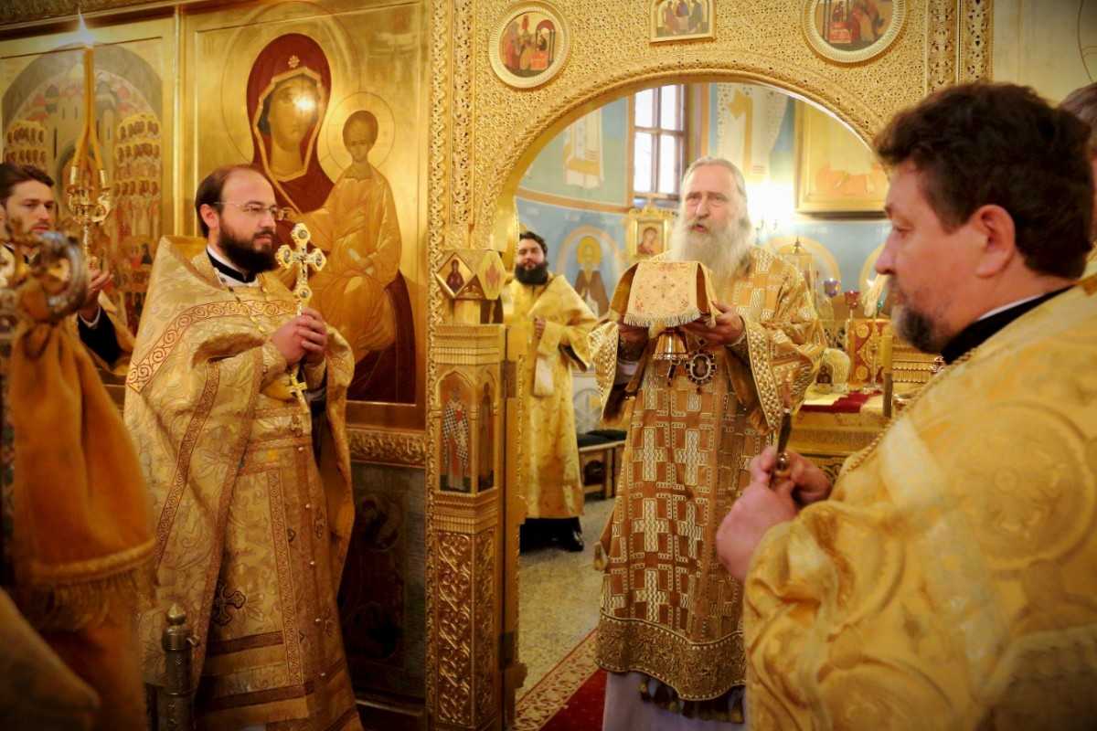 Архиепископ Каширский Феогност совершил Божественную литургию в храме св.Тихона, Патриарха Всероссийского, в Московском