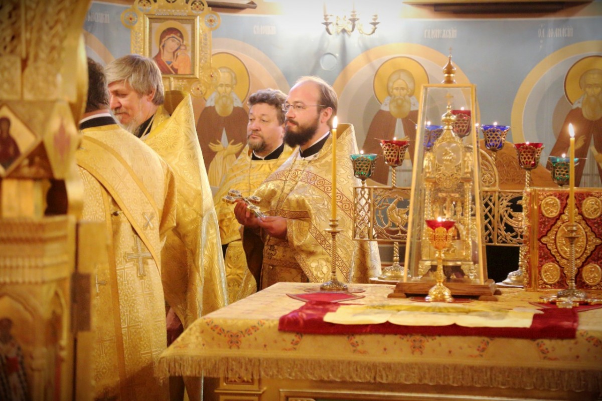 Архиепископ Каширский Феогност совершил Божественную литургию в храме св.Тихона, Патриарха Всероссийского, в Московском