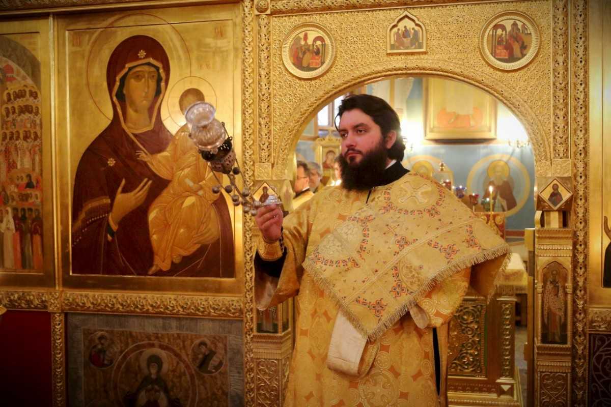 Архиепископ Каширский Феогност совершил Божественную литургию в храме св.Тихона, Патриарха Всероссийского, в Московском