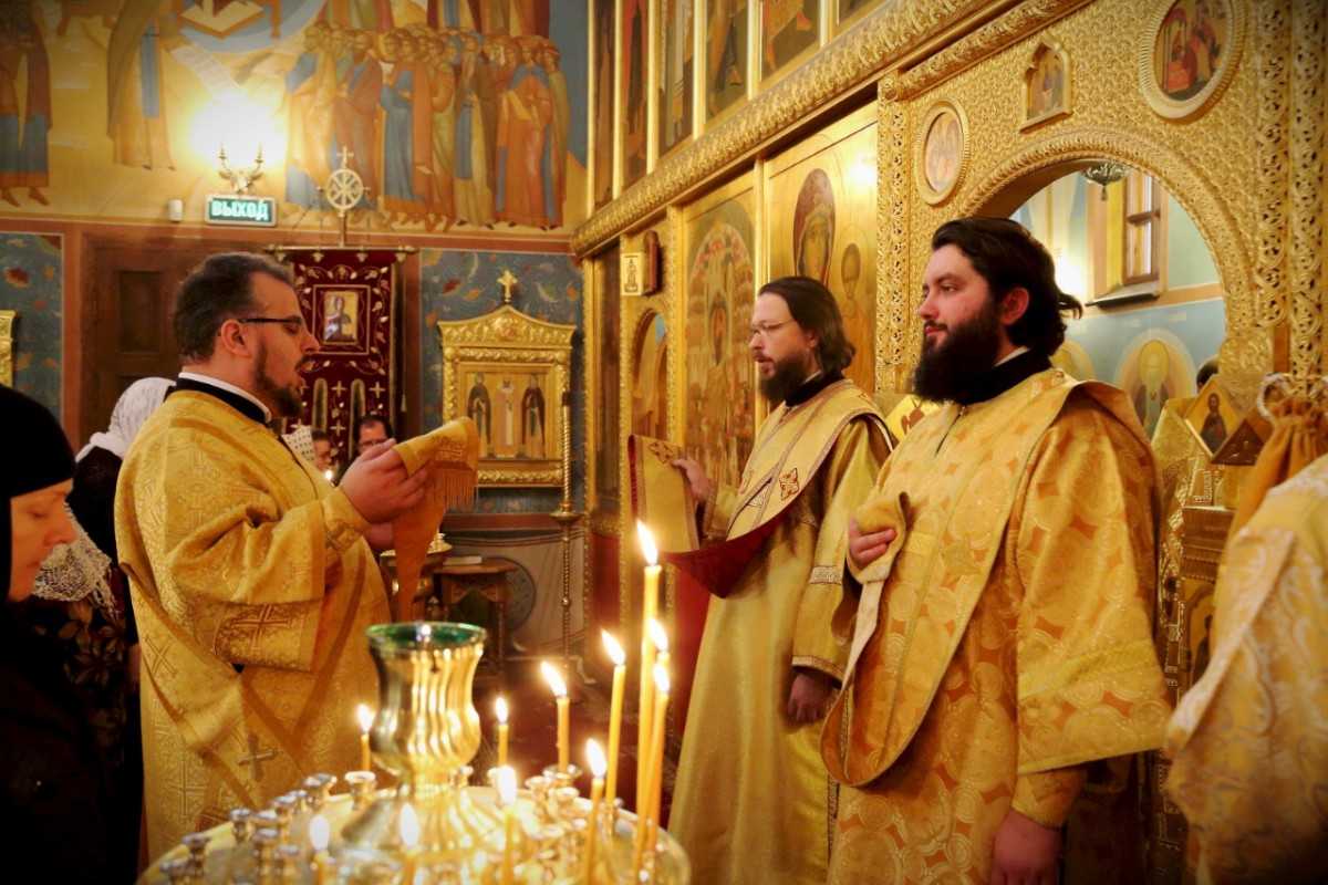 Архиепископ Каширский Феогност совершил Божественную литургию в храме св.Тихона, Патриарха Всероссийского, в Московском
