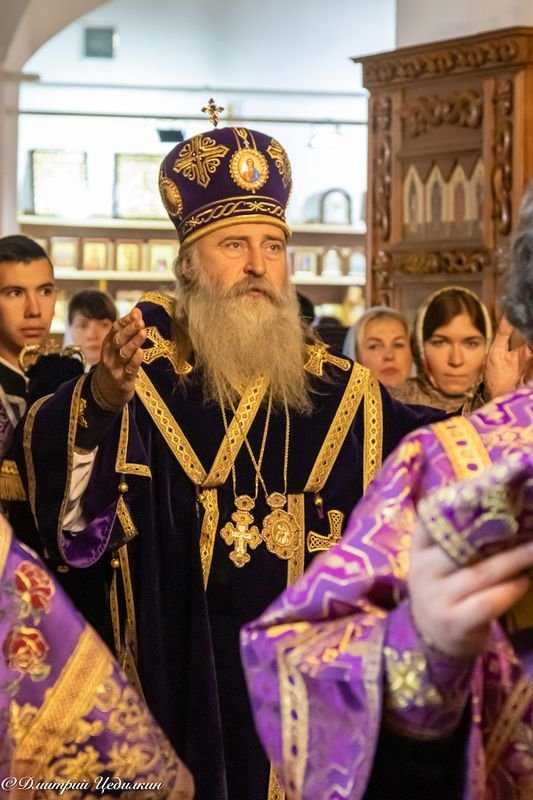 Управляющий викариатством Новых территорий г.Москвы архиепископ Каширский Феогност совершил Божественную Литургию в храме Живоначальной Троицы в Ознобишине