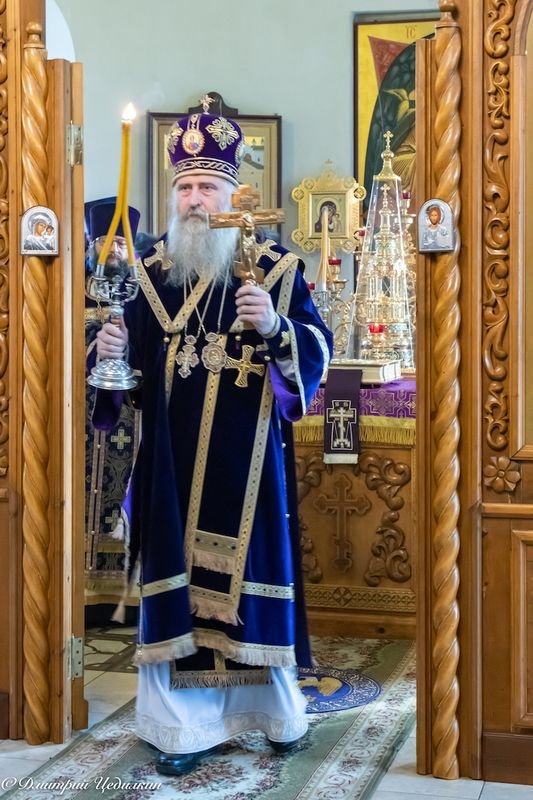 Управляющий викариатством Новых территорий г.Москвы архиепископ Каширский Феогност совершил Божественную Литургию в храме Живоначальной Троицы в Ознобишине