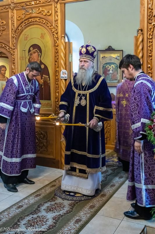 Управляющий викариатством Новых территорий г.Москвы архиепископ Каширский Феогност совершил Божественную Литургию в храме Живоначальной Троицы в Ознобишине