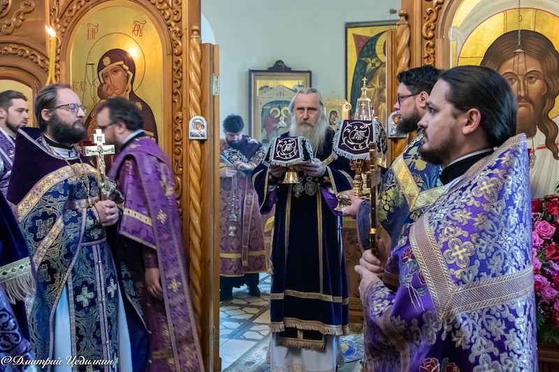 Управляющий викариатством Новых территорий г.Москвы архиепископ Каширский Феогност совершил Божественную Литургию в храме Живоначальной Троицы в Ознобишине