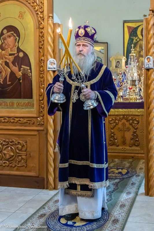 Управляющий викариатством Новых территорий г.Москвы архиепископ Каширский Феогност совершил Божественную Литургию в храме Живоначальной Троицы в Ознобишине