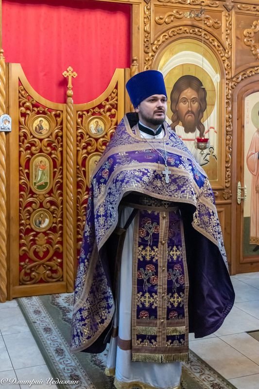 Управляющий викариатством Новых территорий г.Москвы архиепископ Каширский Феогност совершил Божественную Литургию в храме Живоначальной Троицы в Ознобишине