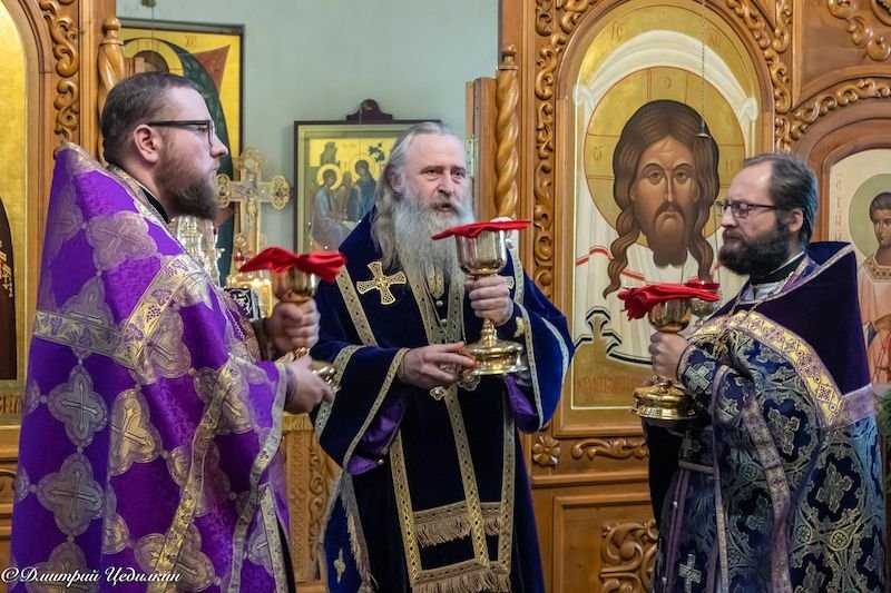 Управляющий викариатством Новых территорий г.Москвы архиепископ Каширский Феогност совершил Божественную Литургию в храме Живоначальной Троицы в Ознобишине