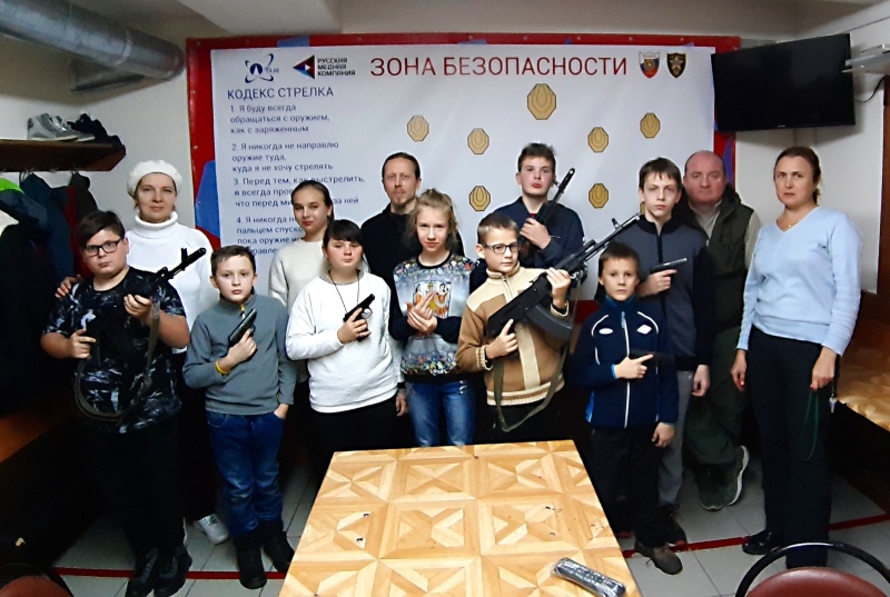Воспитанники воскресной школы при Преображенском храме в г. Балашихе провели тренировку в Учебно-стрелковом центре АТОМ