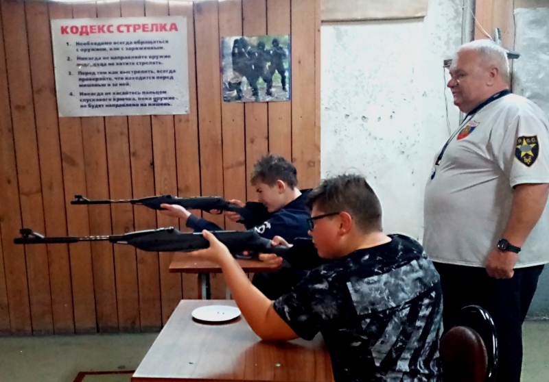 Воспитанники воскресной школы при Преображенском храме в г. Балашихе провели тренировку в Учебно-стрелковом центре АТОМ
