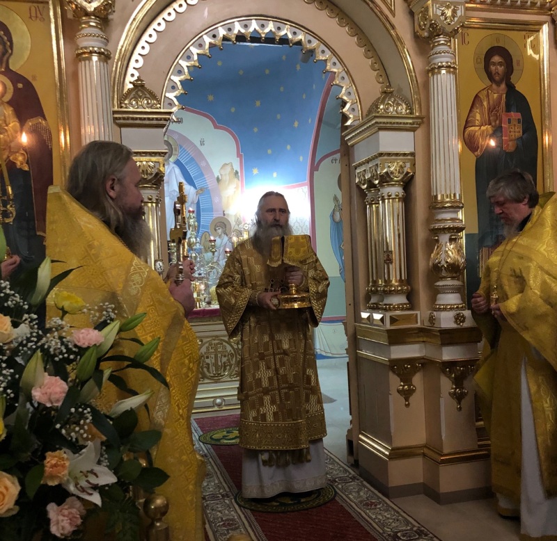 Архиепископ Каширский Феогност возглавил богослужение в храме Архангела Михаила в Белоусове