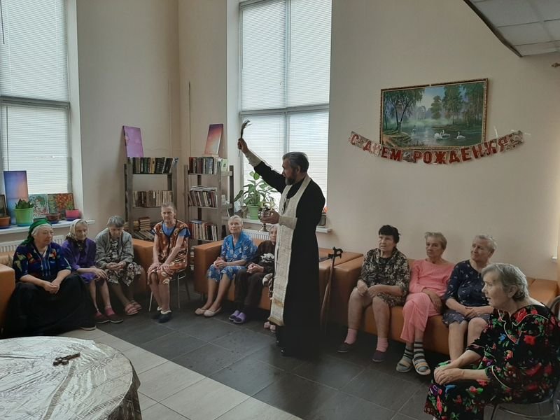Группа социального служения храма свт. Николая Мирликийского в Клёнове посетила дом трудолюбия "НОЙ" и дом престарелых.