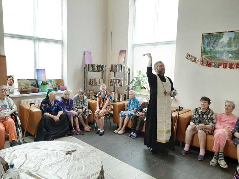 Группа социального служения храма свт. Николая Мирликийского в Клёнове посетила дом трудолюбия "НОЙ" и дом престарелых.