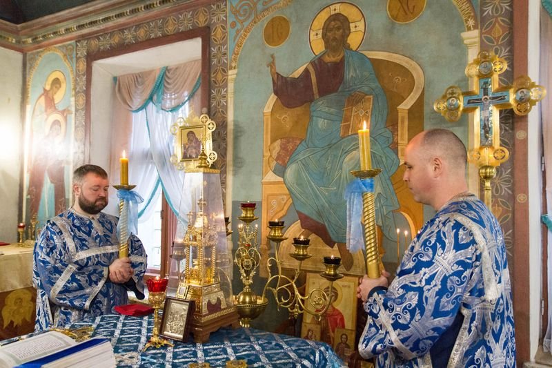 Праздник Казанской иконы Божией Матери встретила община храма Живоначальной Троицы в Остафьеве