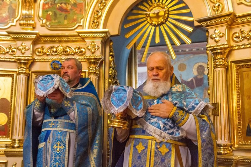 Праздник Казанской иконы Божией Матери встретила община храма Живоначальной Троицы в Остафьеве