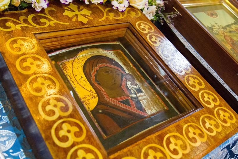 Праздник Казанской иконы Божией Матери встретила община храма Живоначальной Троицы в Остафьеве