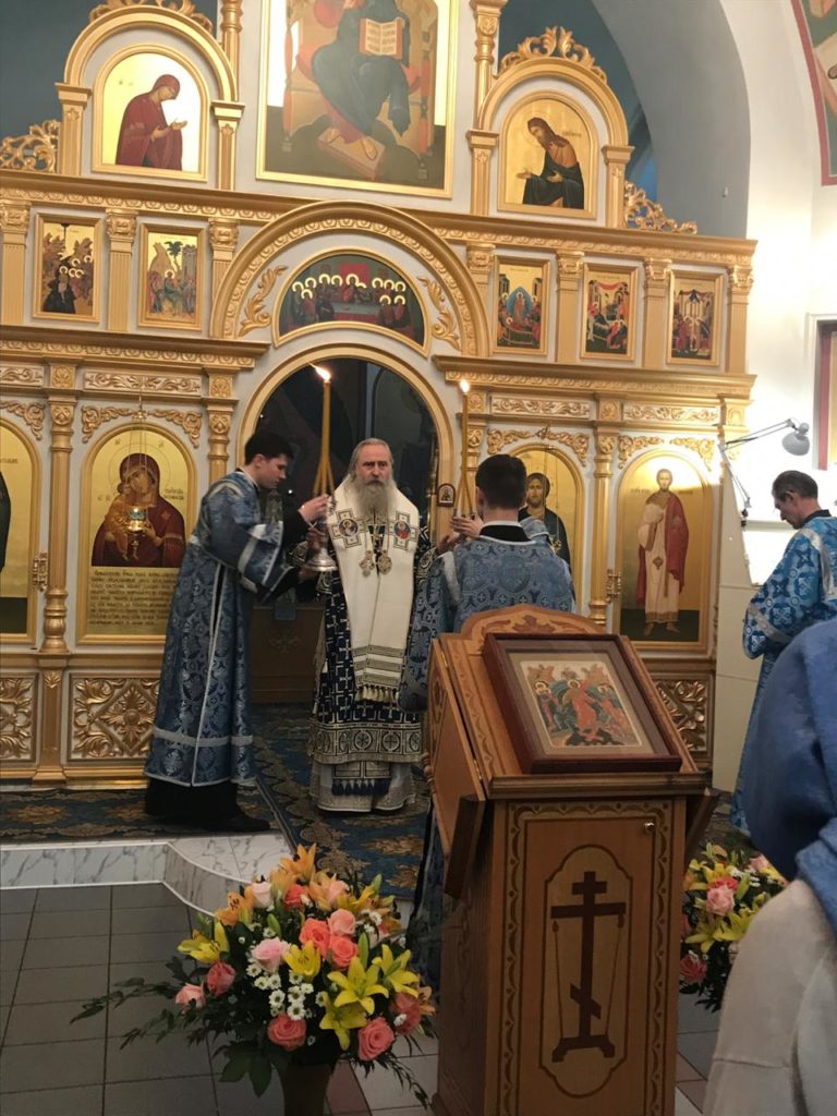 В храме Феодоровской иконы Божией Матери в Ворсине состоялась Божественная литургия, которую возглавил Управляющий викариатством архиепископ Каширский Феогност