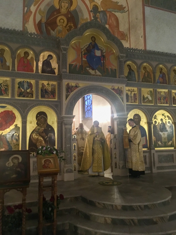 Божественная литургия и собрание благочинных викариатства прошли в храме Живоначальной Троицы в Троицке