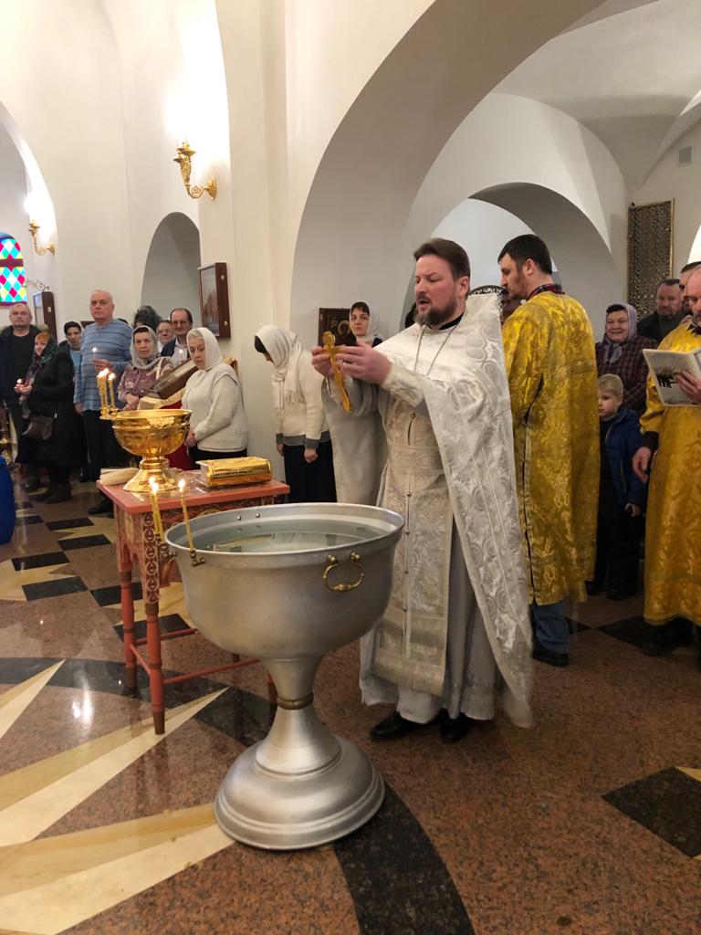 В храмах Воскресения Христова и Живоначальной Троицы в Воскресенском отпраздновали Крещение Господне
