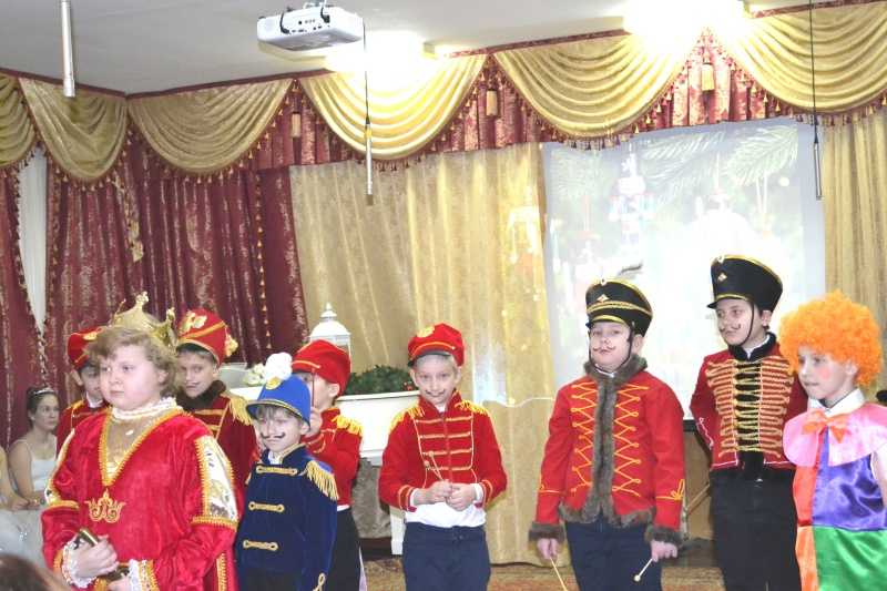 Ученики воскресной школы имени цесаревича Алексия показали спектакль «Щелкунчик» детям с ограниченными возможностями