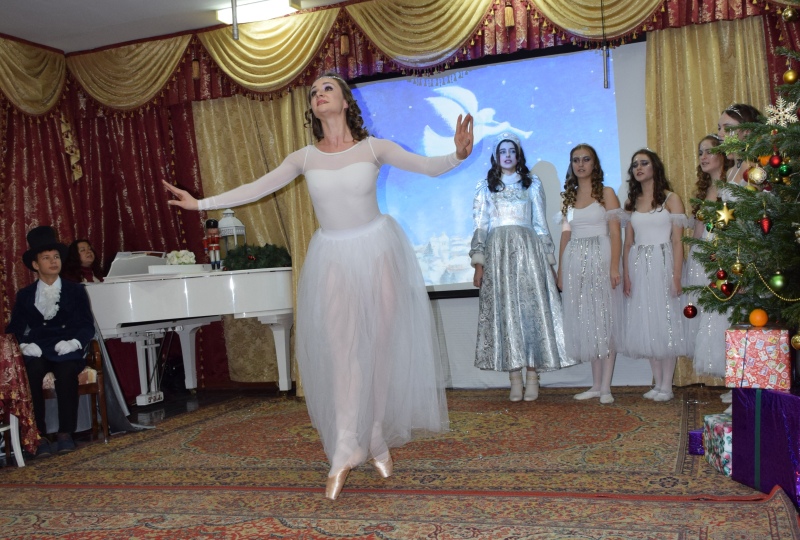 Воспитанники воскресной школы храма Воскресения Христова в Воскресенском показали Рождественский спектакль "Щелкунчик"