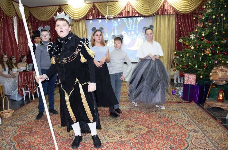 Воспитанники воскресной школы храма Воскресения Христова в Воскресенском показали Рождественский спектакль "Щелкунчик"