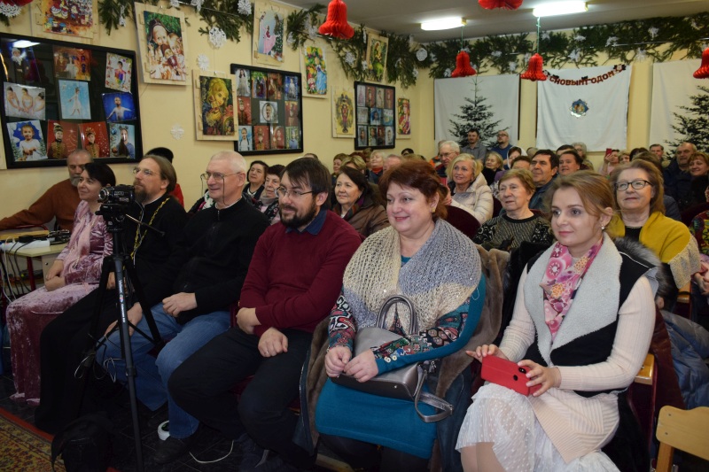 В зале воскресной школы храма Воскресения Христова в Воскресенском состоялся концерт певицы Ирины Скорик