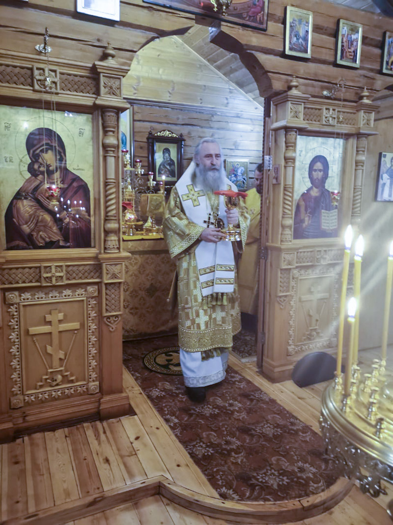 Архиепископ Каширский Феогност совершил первую Божественную литургию в новом году в храме Живоначальной Троицы в Новых Ватутинках