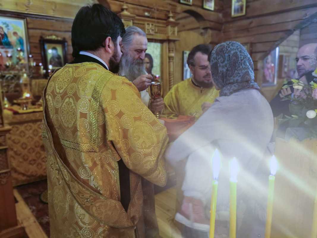 Архиепископ Каширский Феогност совершил первую Божественную литургию в новом году в храме Живоначальной Троицы в Новых Ватутинках