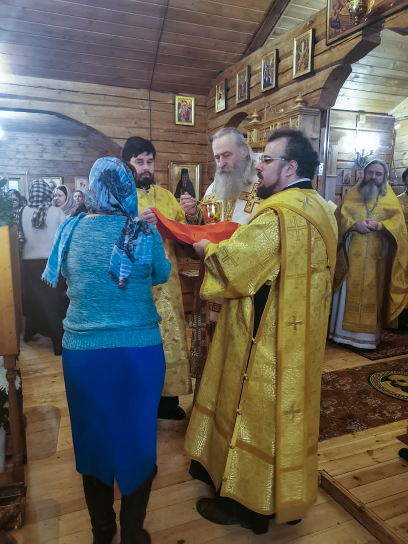 Архиепископ Каширский Феогност совершил первую Божественную литургию в новом году в храме Живоначальной Троицы в Новых Ватутинках