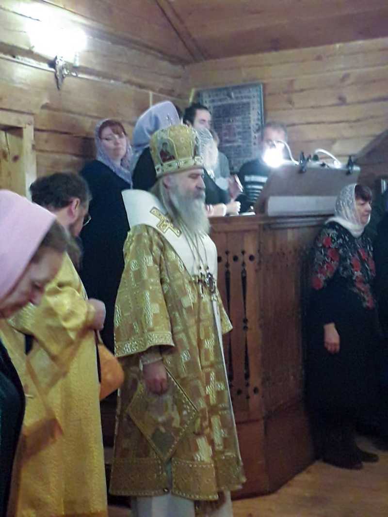 Архиепископ Каширский Феогност совершил первую Божественную литургию в новом году в храме Живоначальной Троицы в Новых Ватутинках