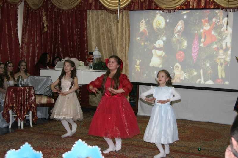 Воспитанники воскресной школы храма Воскресения Христова в Воскресенском показали Рождественский спектакль "Щелкунчик"