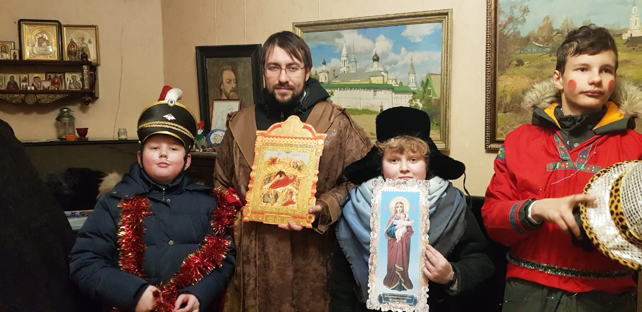 Воспитанники воскресной школы храма Воскресения Христова поздравили прихожан на святочной неделе