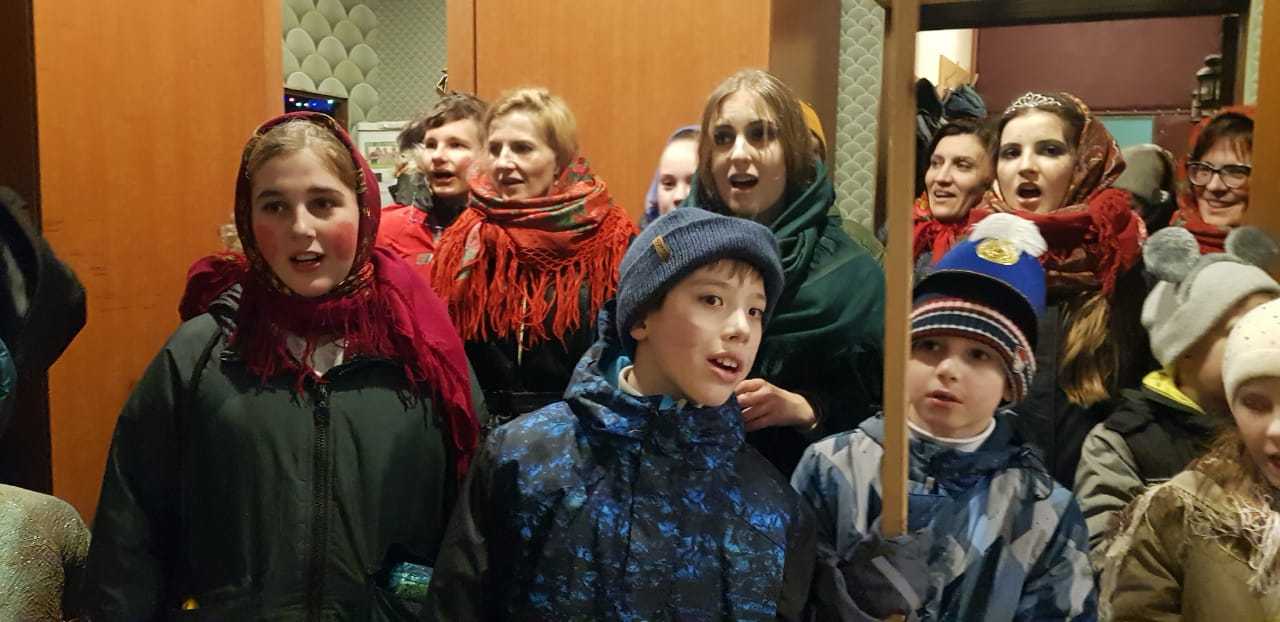 Воспитанники воскресной школы храма Воскресения Христова поздравили прихожан на святочной неделе