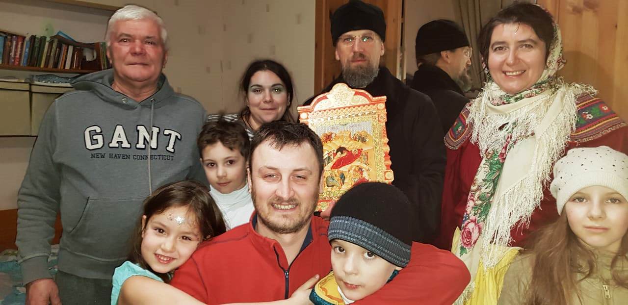 Воспитанники воскресной школы храма Воскресения Христова поздравили прихожан на святочной неделе