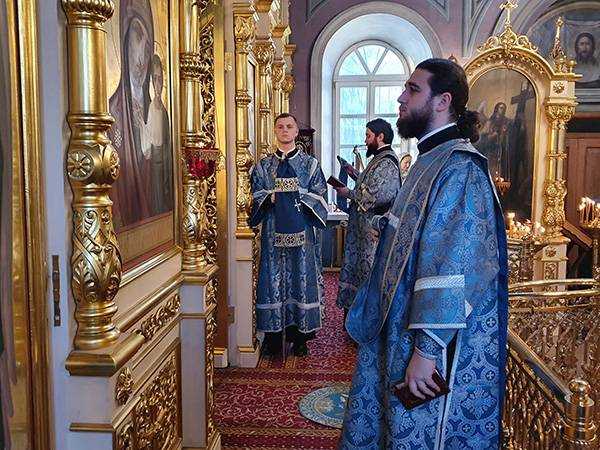 Архиепископ Каширский Феогност совершил Божественную литургию в храме Покрова Пресвятой Богородицы в Большом Покровском